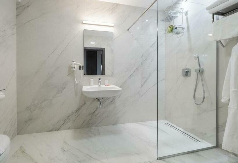 غرفة ديلوكس, Anastasia