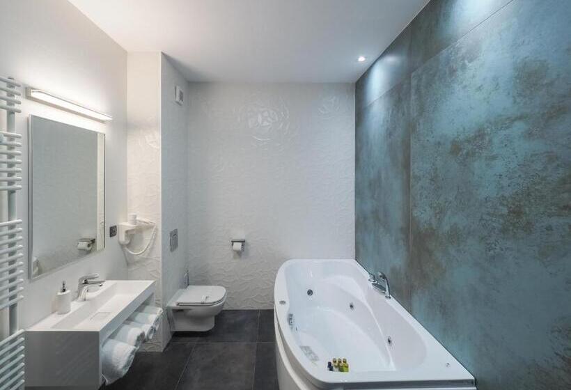 غرفة ديلوكس, Anastasia