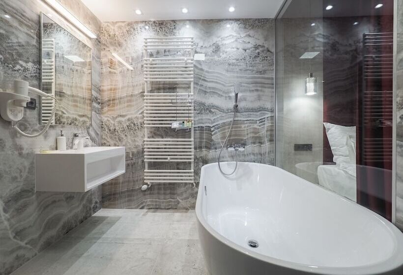 غرفة ديلوكس, Anastasia