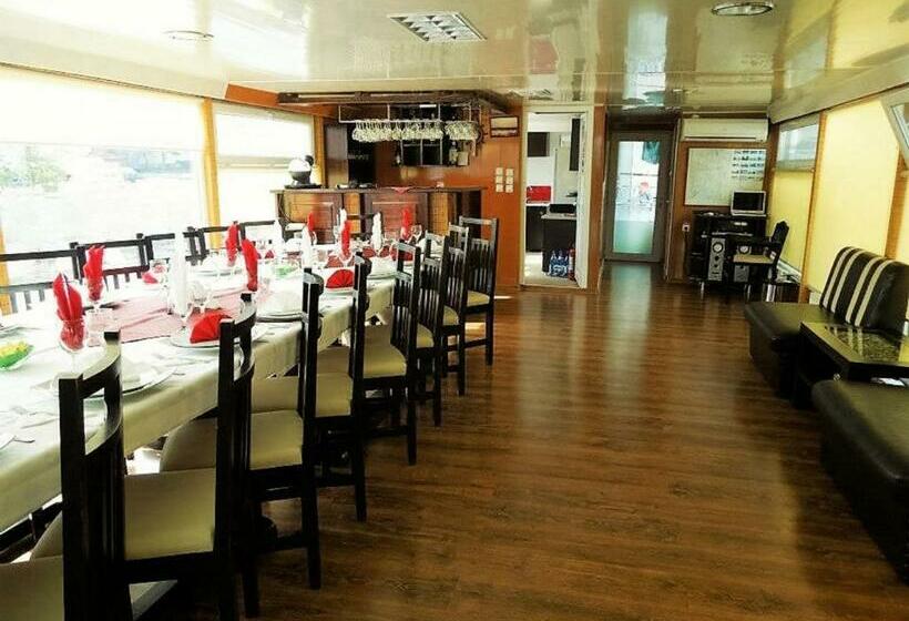 标准间, Restaurant Plutitor Delta Ways