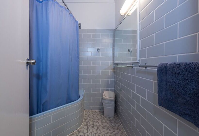 Семейный Номер, Blue Mountains Highway Motel