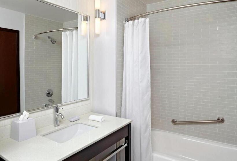 스위트, Four Points By Sheraton Edmonton Gateway