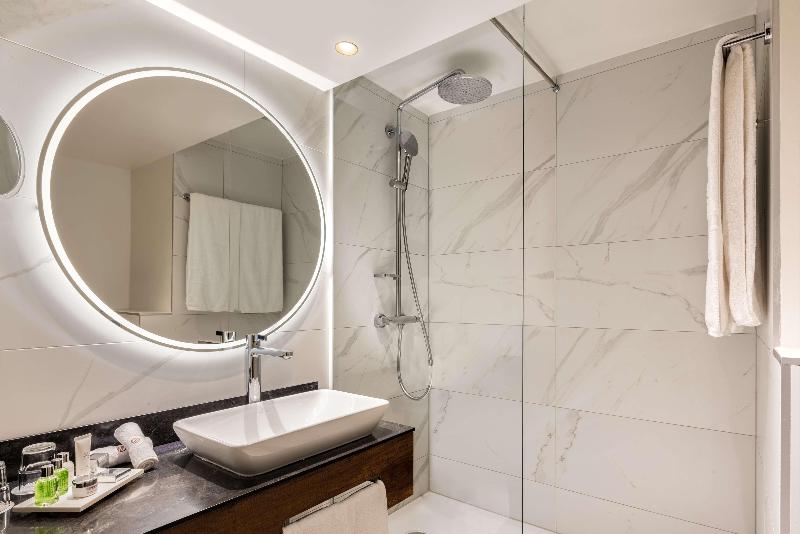 带大床的标准间, Four Points By Sheraton Edmonton Gateway