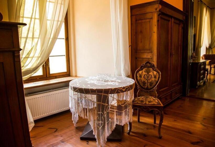 דירת חדר, Palace Popowo Stare