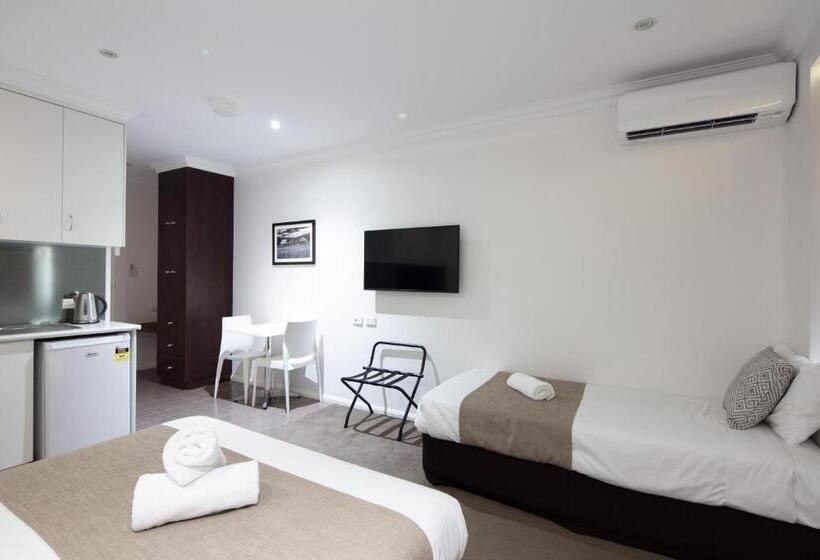 חדר סטנדרט לשלושה, Merivale Motel