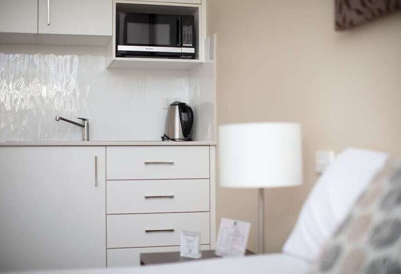 חדר סטנדרט לשלושה, Merivale Motel