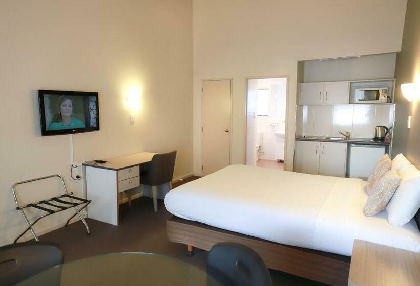 Номер Стандарт, Airport Manor Inn