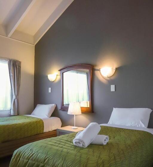 Quarto Familiar, Airport Manor Inn