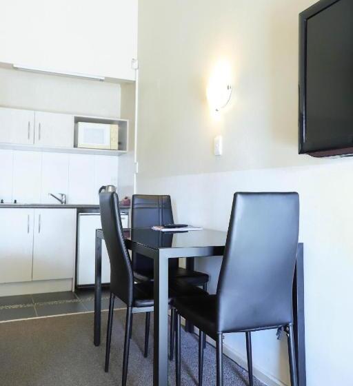 חדר משפחתי, Airport Manor Inn