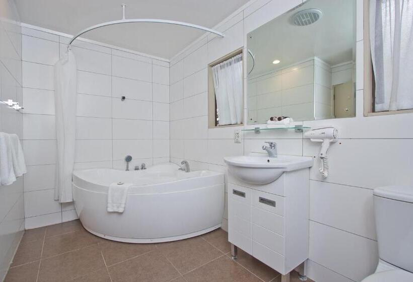 Quarto Familiar, Airport Manor Inn