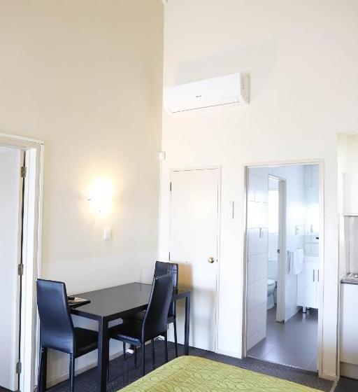 חדר משפחתי, Airport Manor Inn