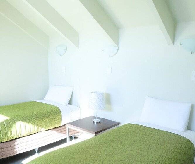 חדר משפחתי, Airport Manor Inn