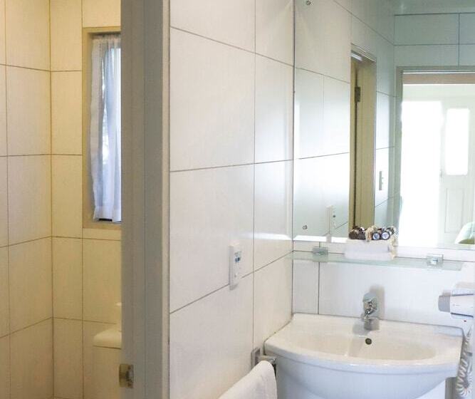 חדר משפחתי, Airport Manor Inn