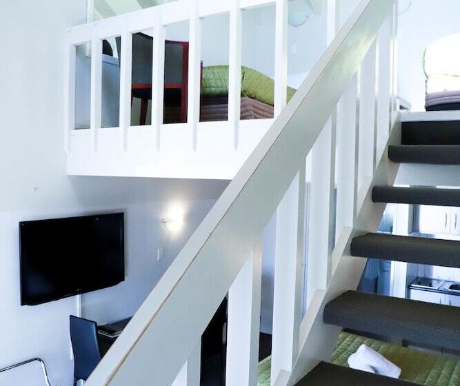 Quarto Familiar, Airport Manor Inn