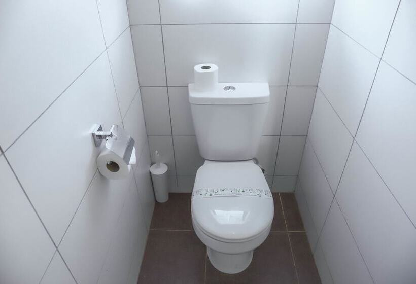 Quarto Familiar, Airport Manor Inn