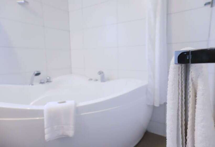 חדר משפחתי, Airport Manor Inn