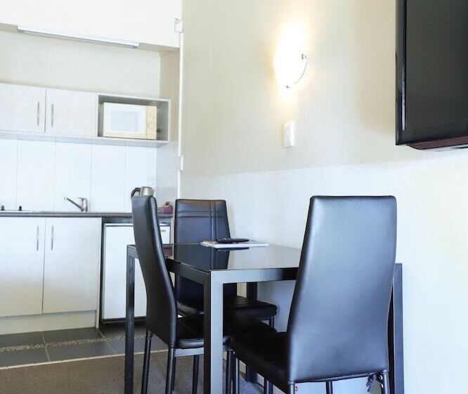 Номер Стандарт с Гидромассажем, Airport Manor Inn