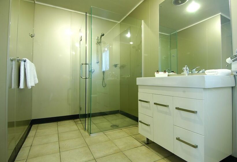 חדר משפחתי, Airport Manor Inn