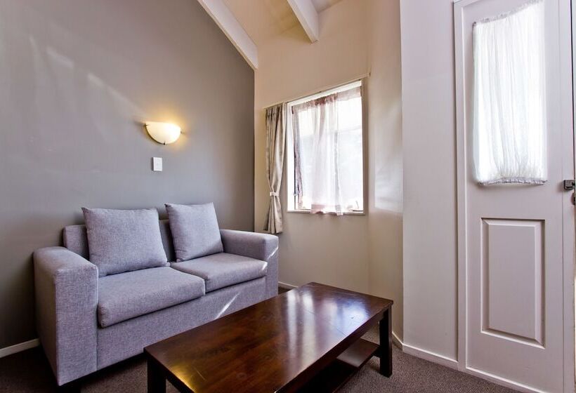 Семейный Номер, Airport Manor Inn