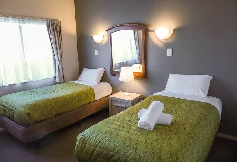 חדר משפחתי, Airport Manor Inn