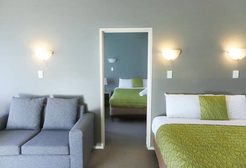 Quarto Familiar, Airport Manor Inn
