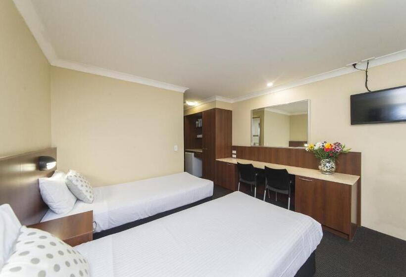 اتاق خانوادگی, Rocky Resort Motor Inn