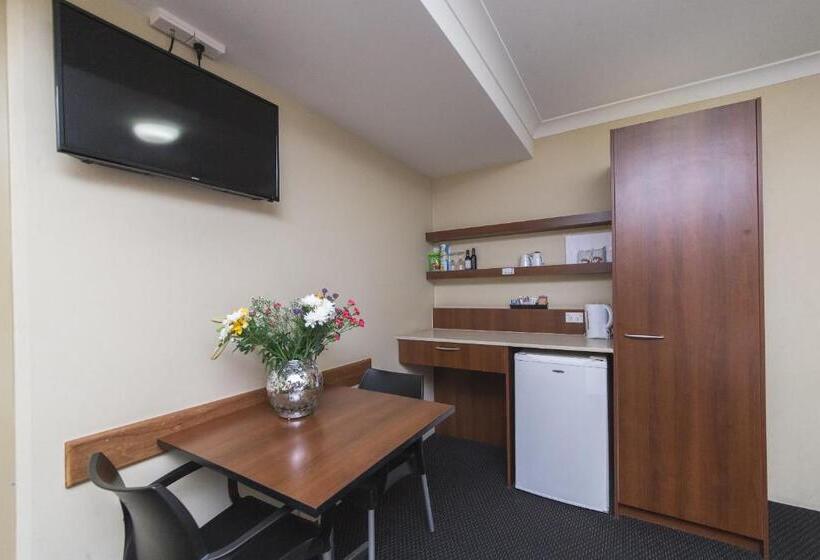 اتاق استاندارد با تخت بزرگ برای معلولان, Rocky Resort Motor Inn