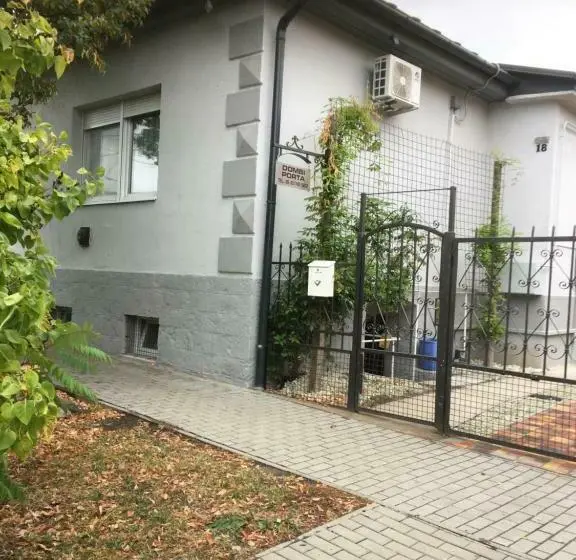 Standard-huone, Dombi Porta