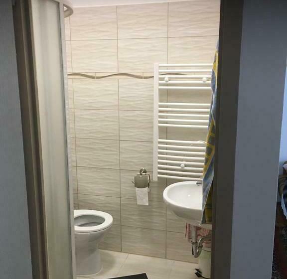 חדר סטנדרט לשלושה, Dombi Porta