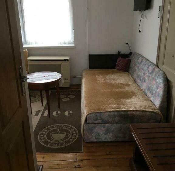 חדר סטנדרט לשלושה, Dombi Porta