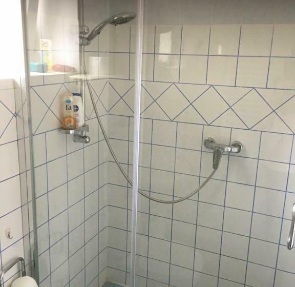 חדר משפחתי, Dombi Porta