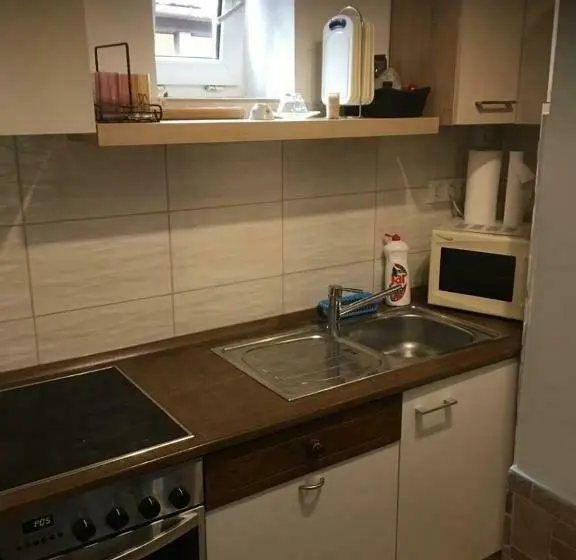 Perhehuone, Dombi Porta