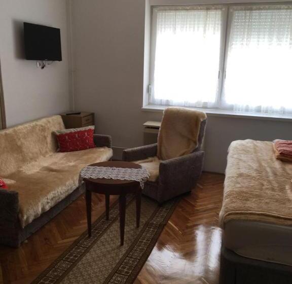 חדר משפחתי, Dombi Porta