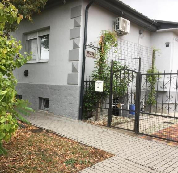 חדר משפחתי, Dombi Porta