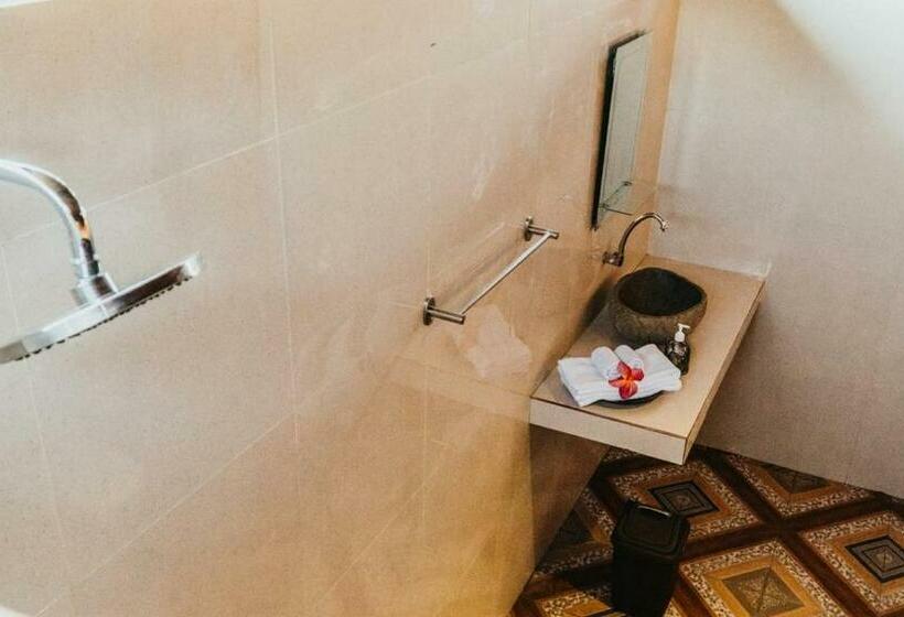 بنجلو قياسى مطلّ علي الحديقة, Taman Tirta Villas Lembongan