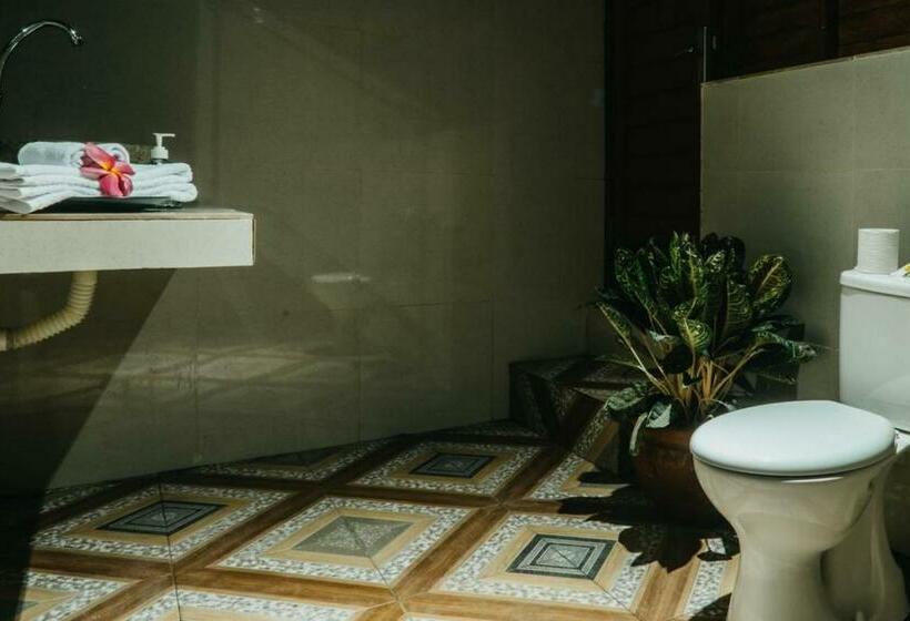 بنجلو قياسى مطلّ علي الحديقة, Taman Tirta Villas Lembongan