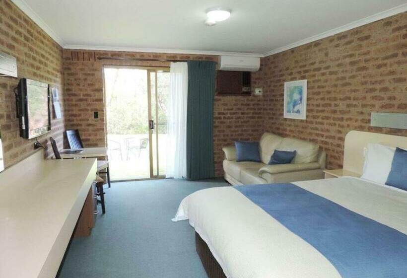 חדר סטנדרט לשלושה עם נוף לגינה, Eildon Parkview Motor Inn Room 8