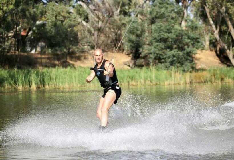 חדר סטנדרט לשלושה עם נוף לגינה, Eildon Parkview Motor Inn Room 8