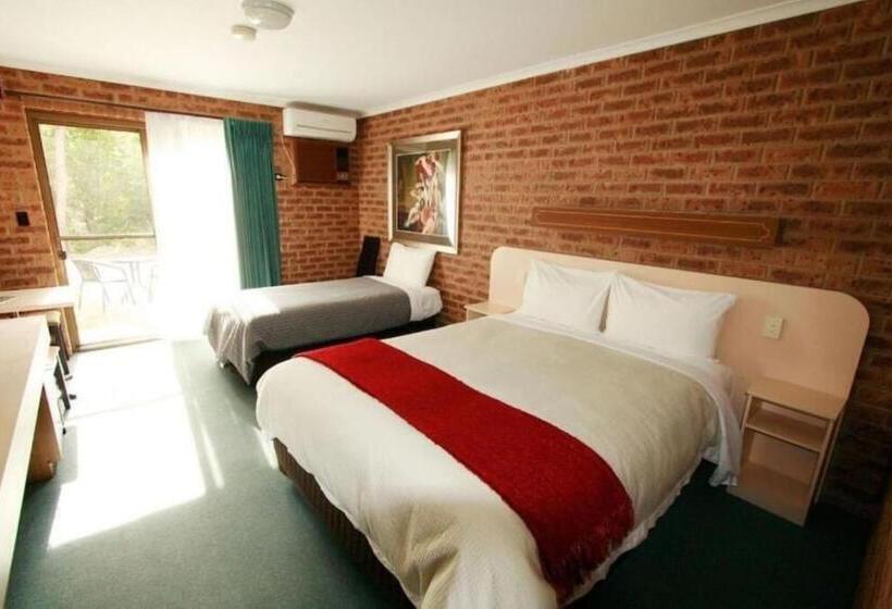 חדר סטנדרט לשלושה עם נוף לגינה, Eildon Parkview Motor Inn Room 8
