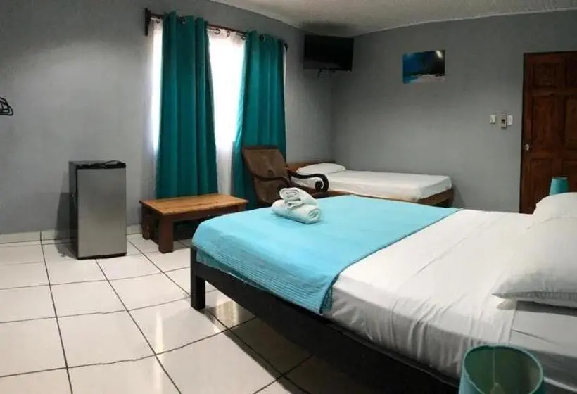 Basic Kolmen Hengen Huone, Hospedaje Colibri