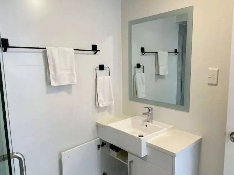 استودیوی لوکس, Southern Comfort Motel