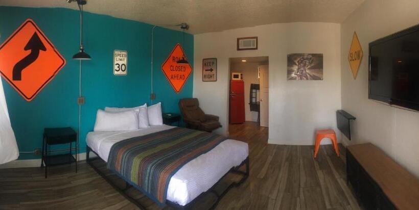 סוויטה, Desert Hills Motel