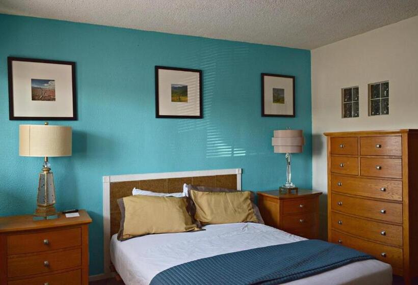Люкс, Desert Hills Motel