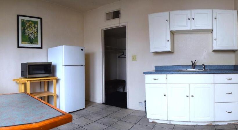 סוויטה, Desert Hills Motel