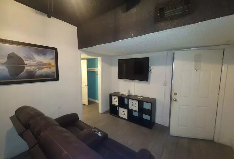 סוויטה אקזקיוטיב, Desert Hills Motel