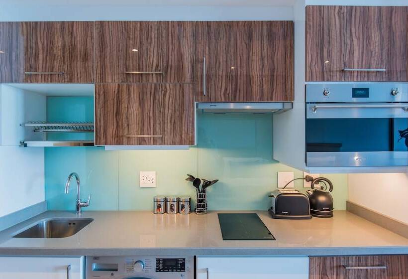 סטודיו דלוקס, The Capital Pearls