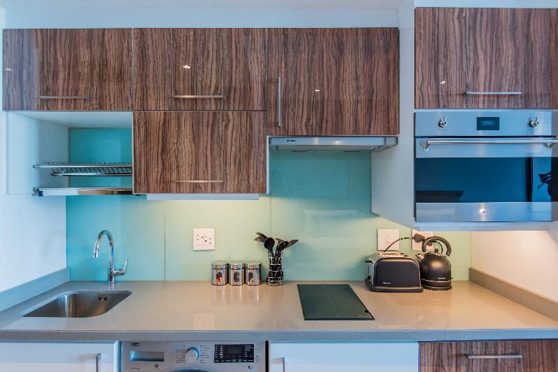 סטודיו דלוקס, The Capital Pearls