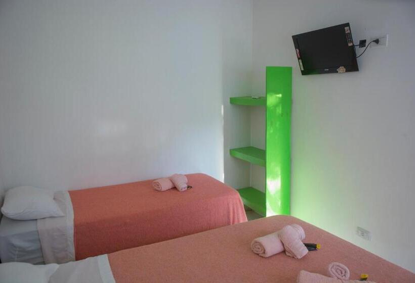 غرفة قياسية ثلاثية مطلة علي حمام السباحة, Caminito Del Iguazu