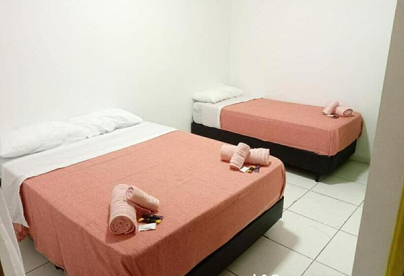 غرفة قياسية ثلاثية مطلة علي حمام السباحة, Caminito Del Iguazu