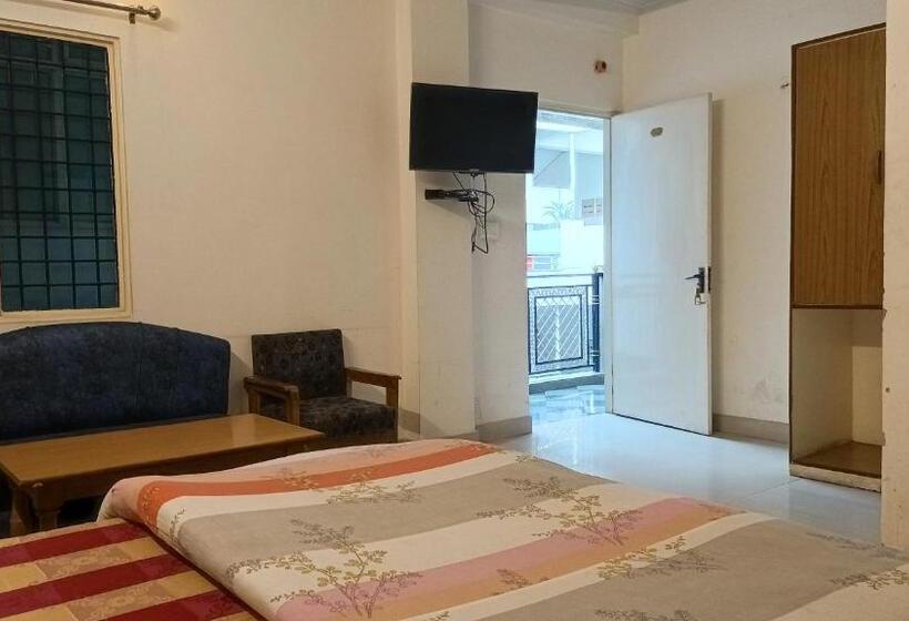 חדר סטנדרט לשלושה, Siddharth